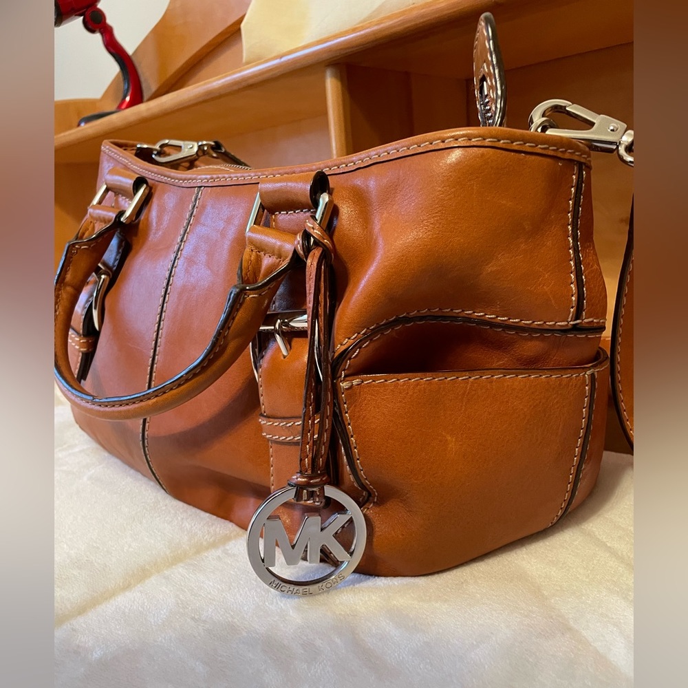 *Authentic*
Michael Kors nude tote bag